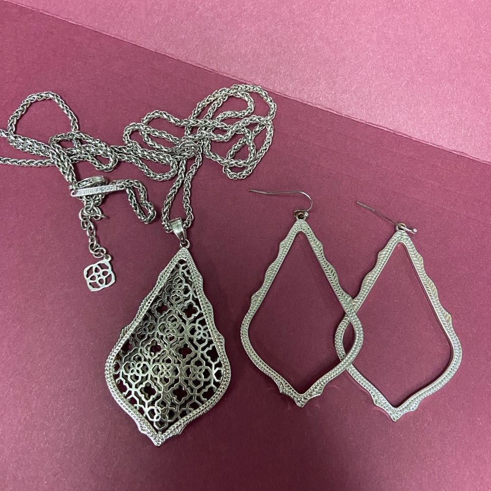 Kendra Scott Filigree Silver Necklace with Pendent Tear drop earrings silver